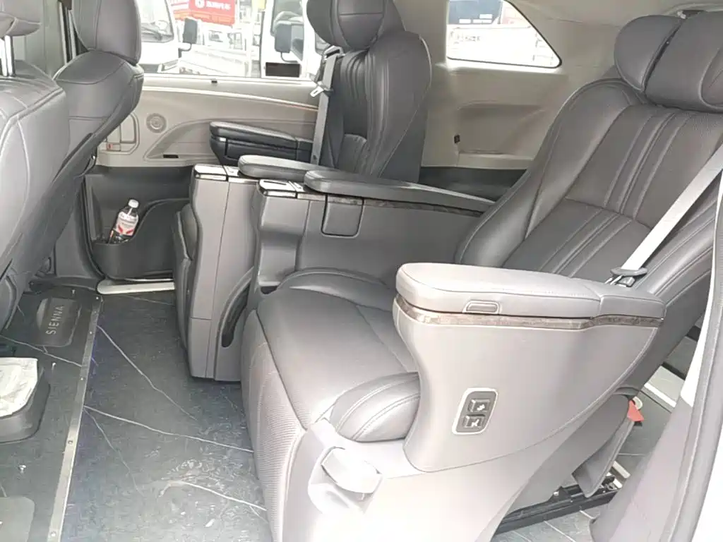 Toyota Sienna 2023 — фото 17