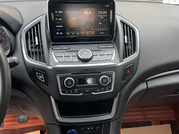 Dongfeng Aeolus AX5 2017