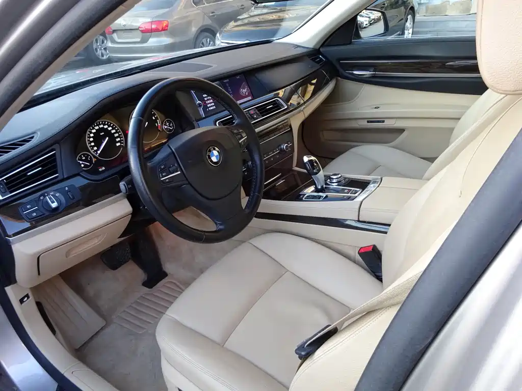 BMW 7 Series 2011 — фото 13