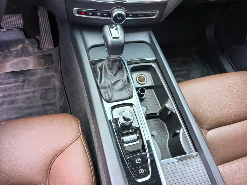 Volvo XC60 2020 — фото 14