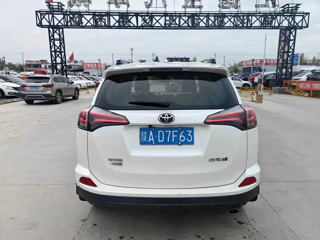 Toyota RAV4 2018 — фото 11