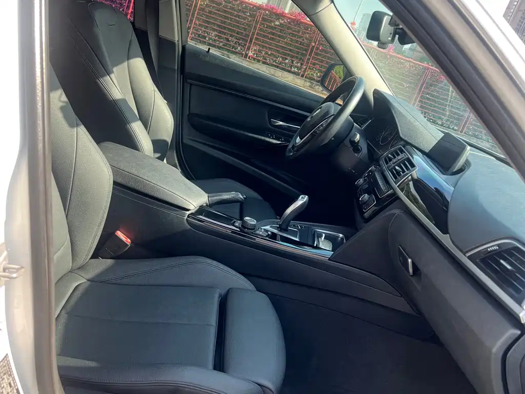 BMW 3 Series 2018 — фото 10