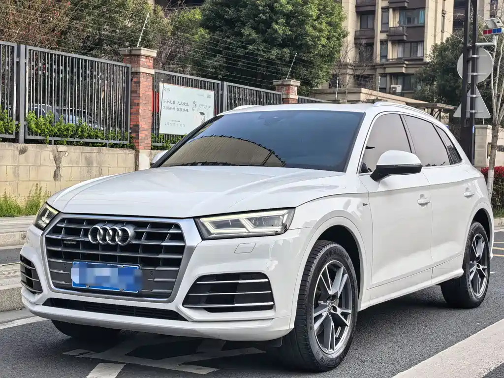 Audi Q5L 2018 — фото 1