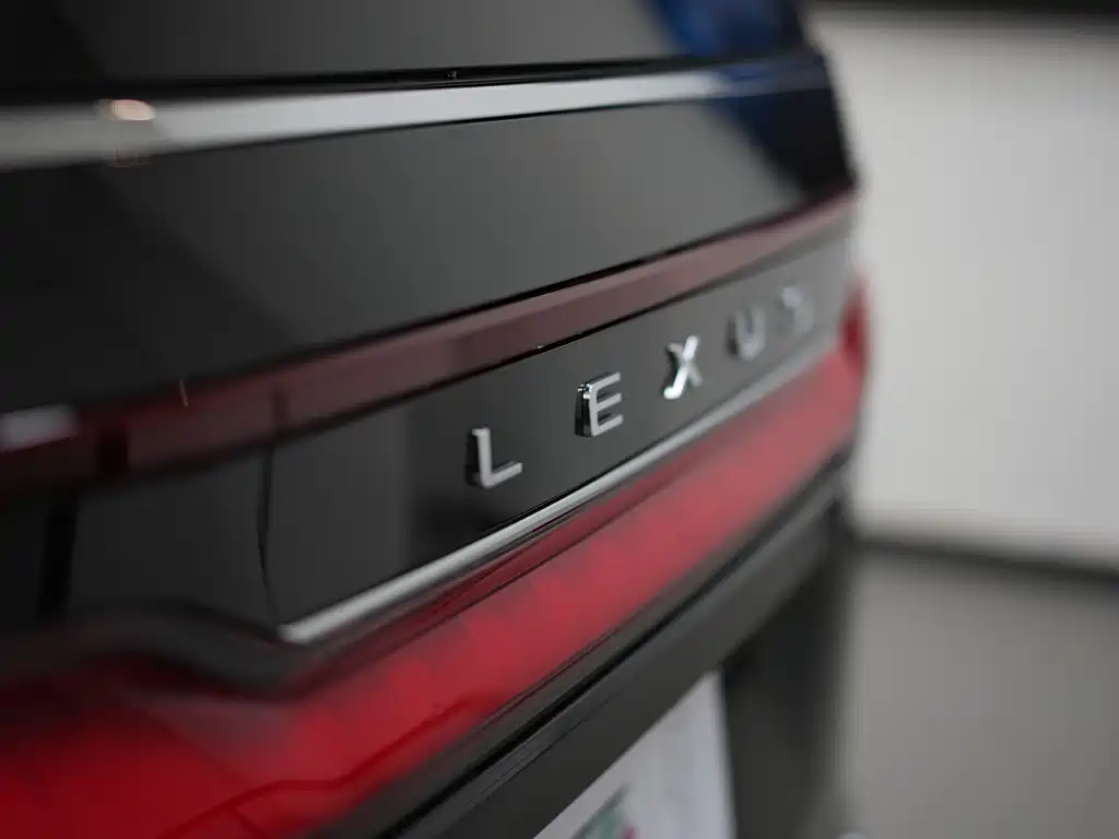 Lexus LM — фото 22