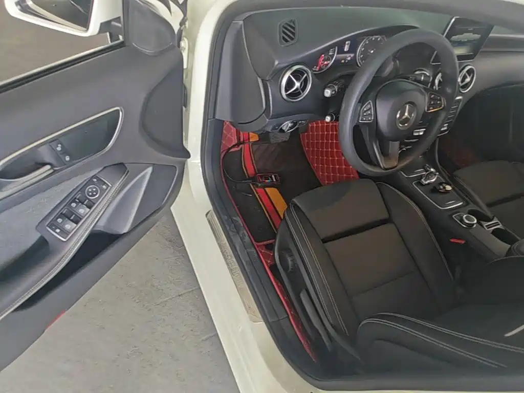 Mercedes-Benz A-Class 2017 — фото 16