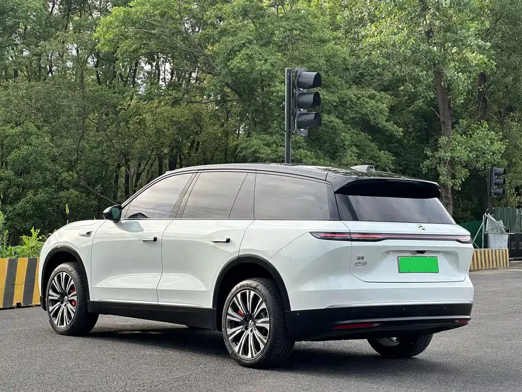 NIO ES8 2023