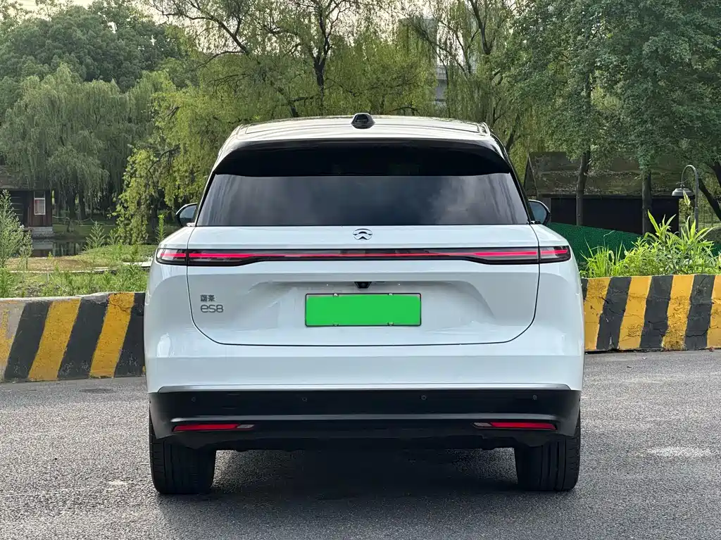 NIO ES8 2023