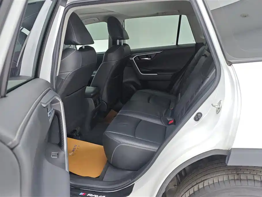 Toyota RAV4 2022 — фото 11