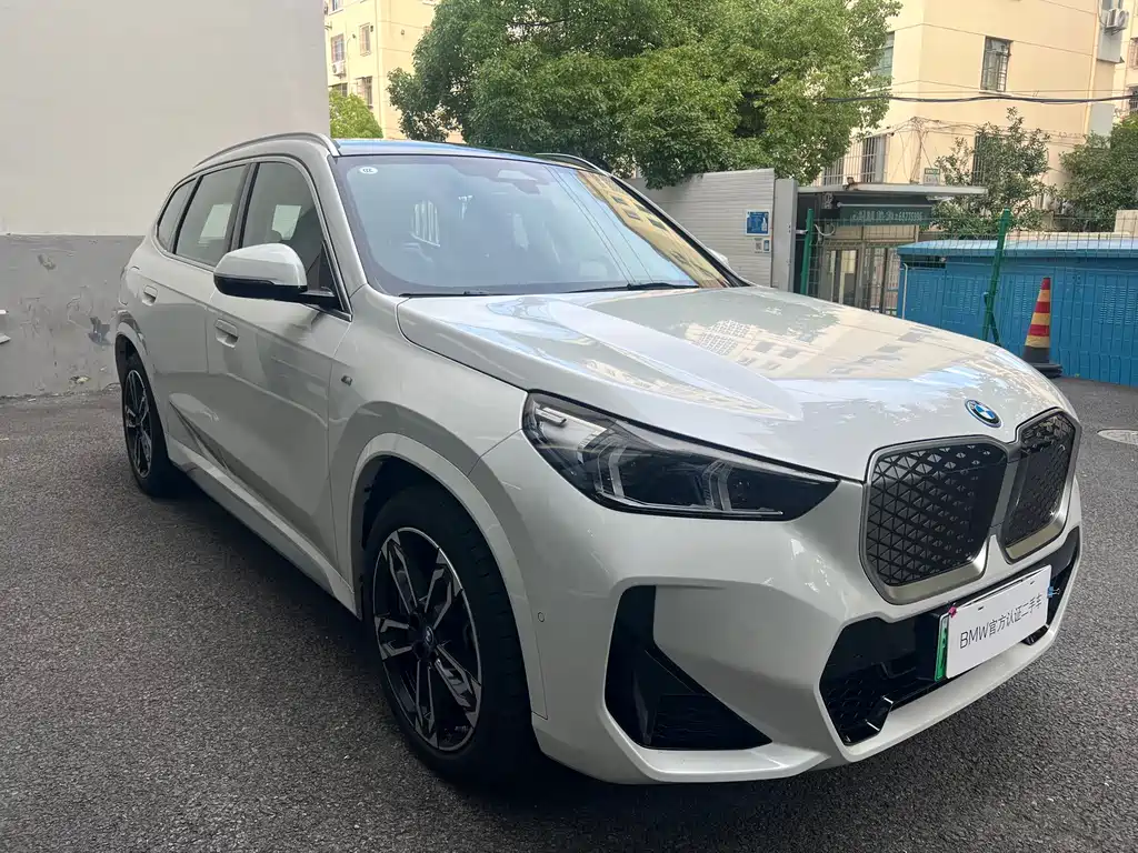 BMW iX1 2025
