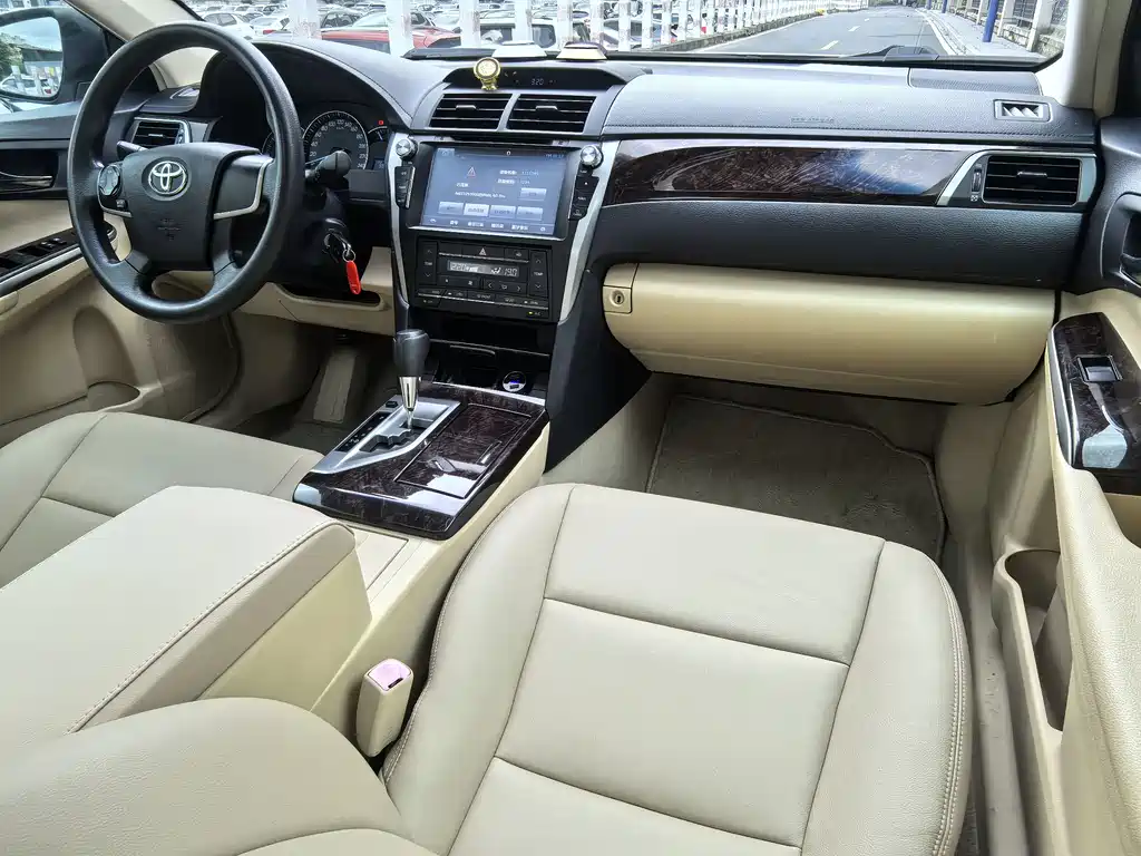 Toyota Camry 2015 — фото 13