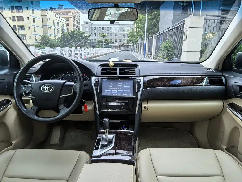 Toyota Camry 2015 — фото 20