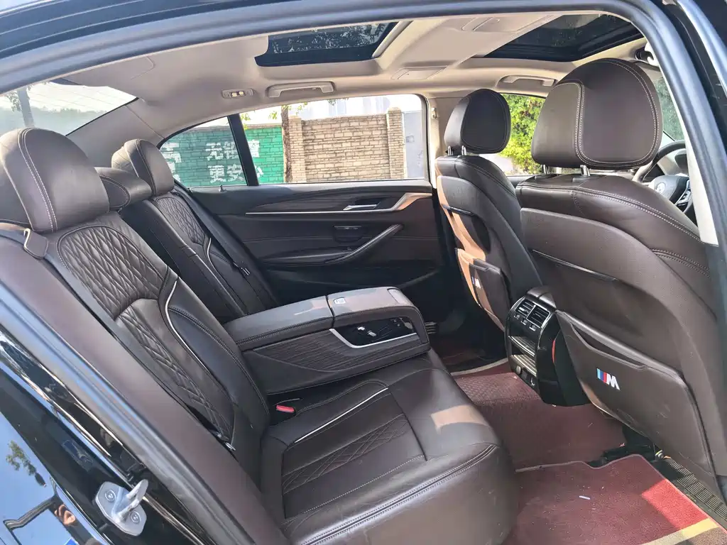 BMW 5 Series 2019 — фото 12