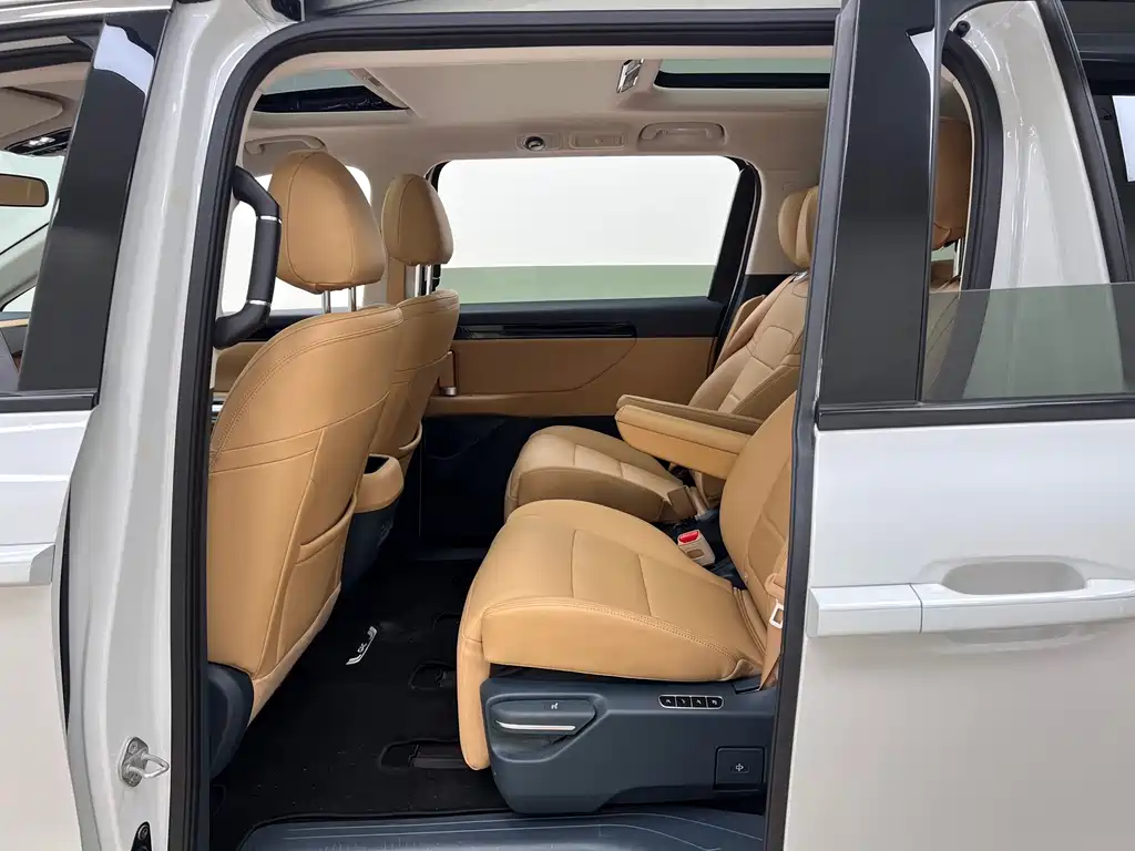 GAC Motor E8 PHEV 2024 — фото 16