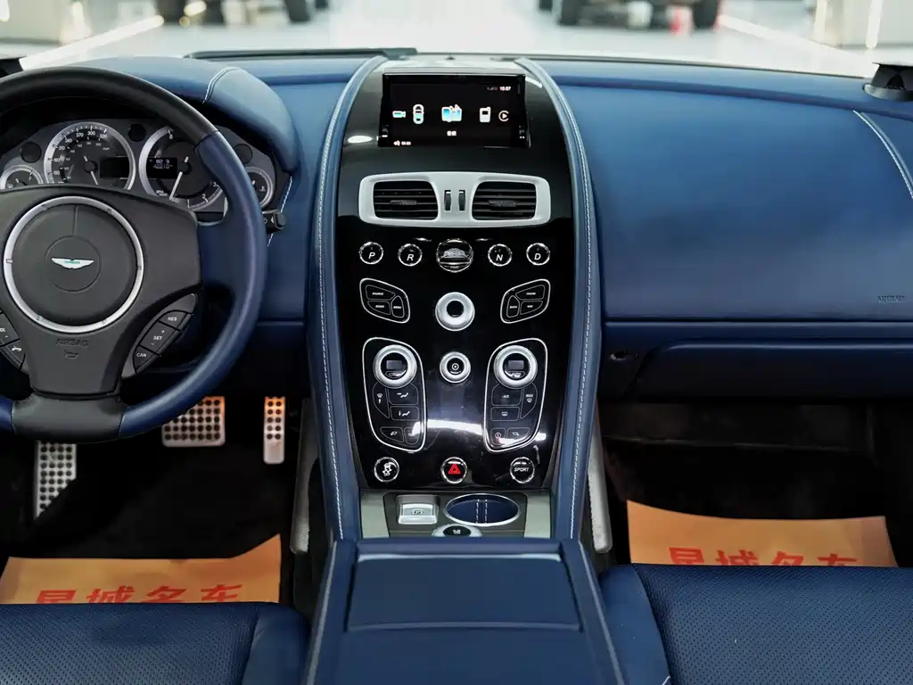 Aston Martin Rapide 2019 — фото 11