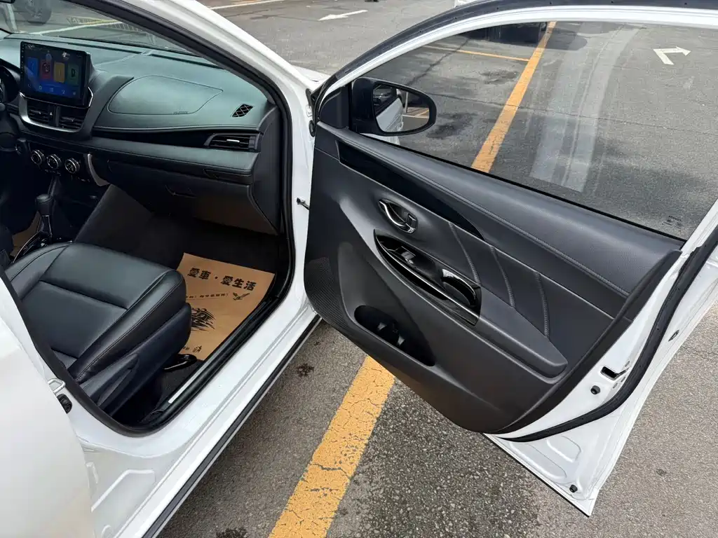 Toyota Yaris L 2022 — фото 10
