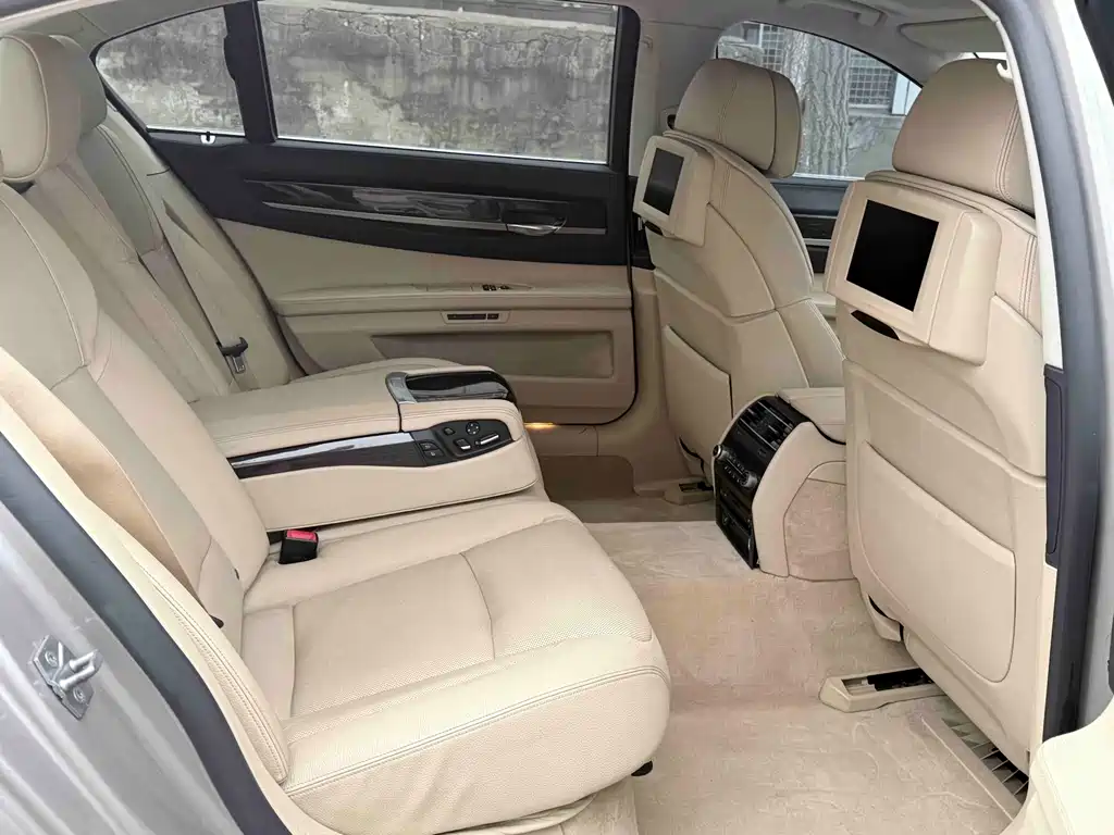 BMW 7 Series 2012 — фото 20