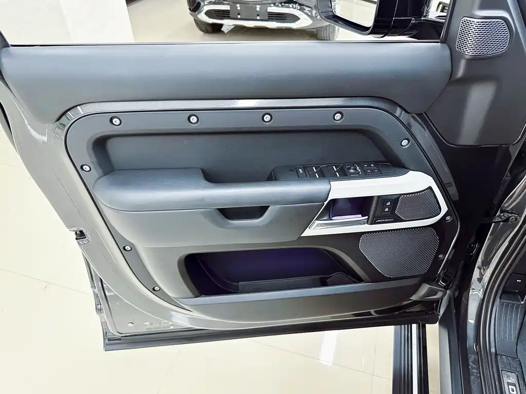 Land Rover Defender 2023 — фото 15