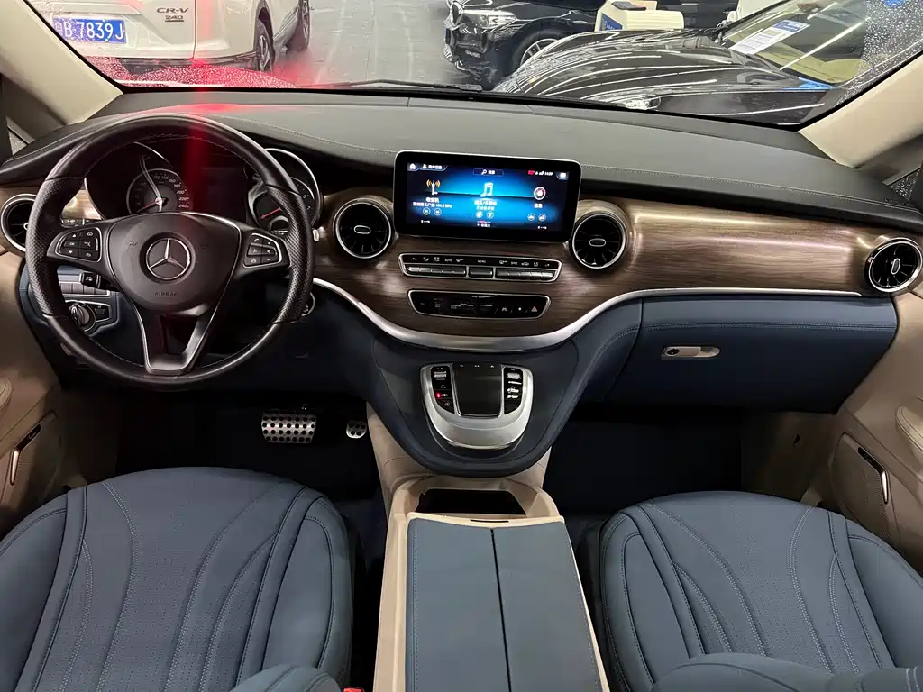 Mercedes-Benz V-Class 2023 — фото 4