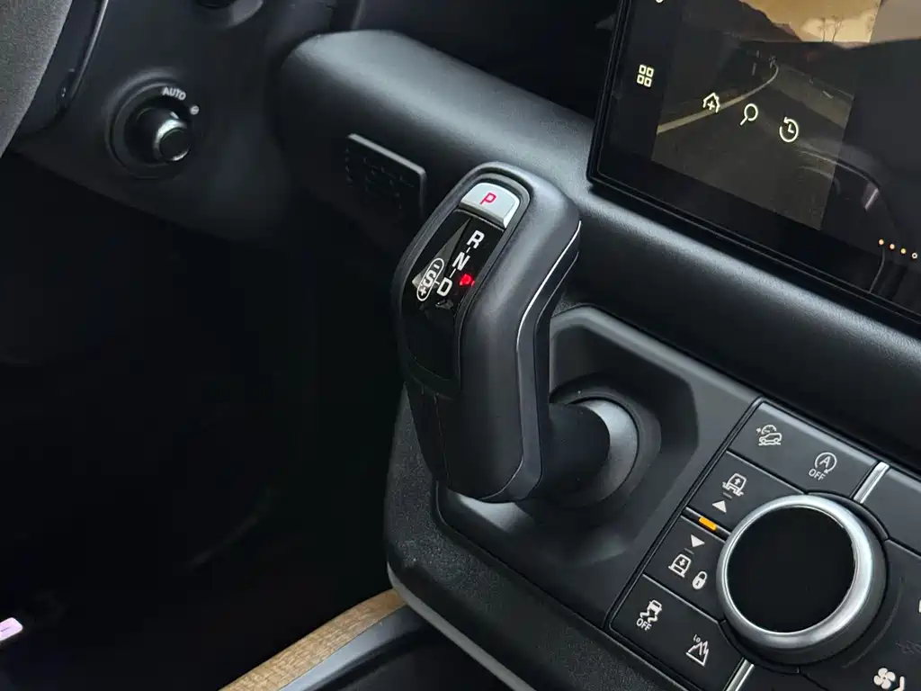 Land Rover Defender 2022 — фото 19