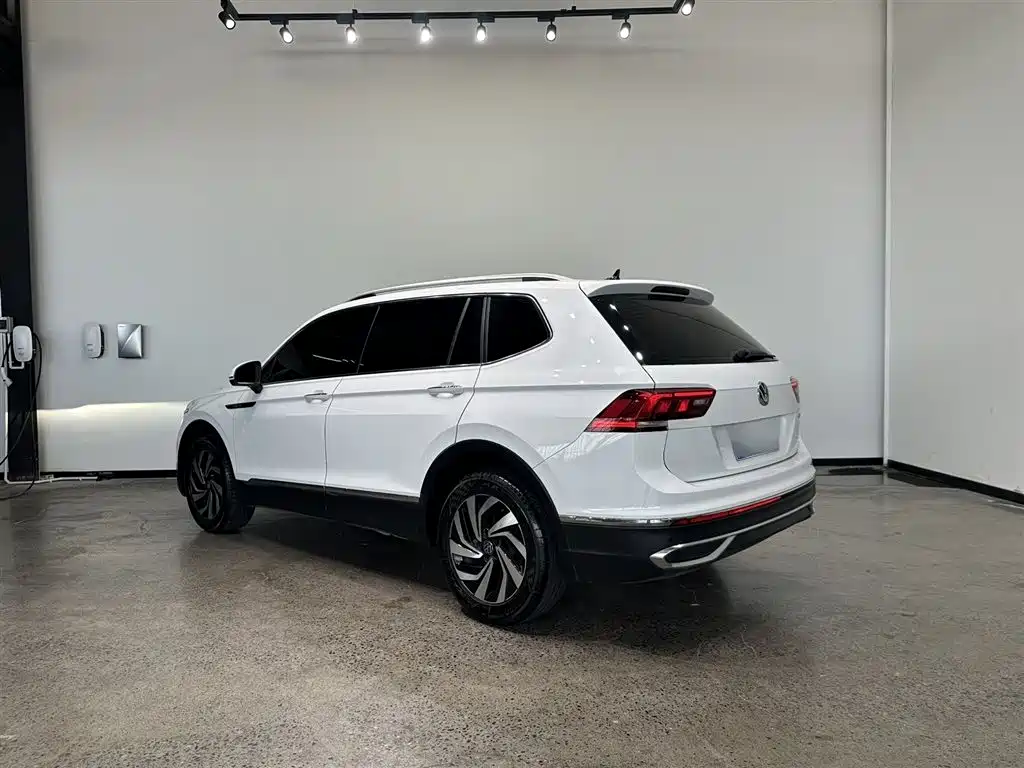 Volkswagen Tiguan L 2023 — фото 7