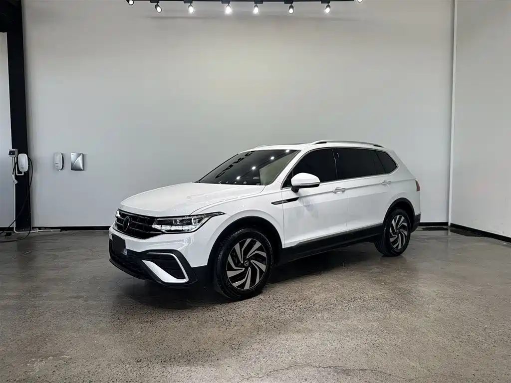 Volkswagen Tiguan L 2023 — фото 1