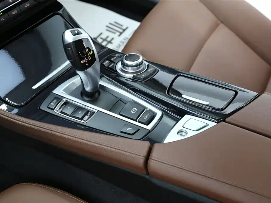 BMW 5 Series 2015 — фото 12
