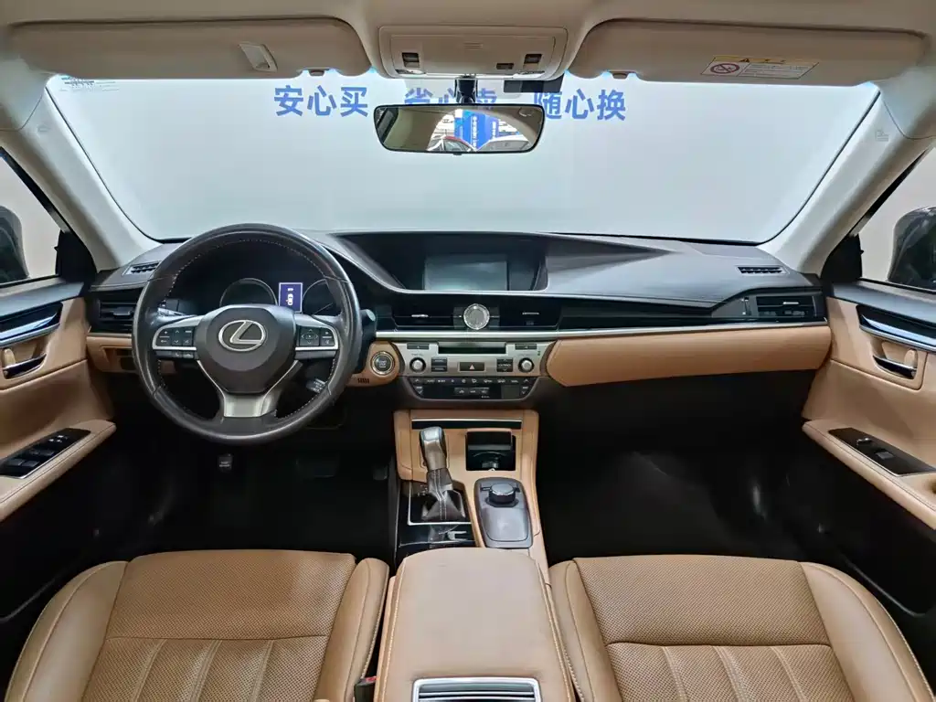 Lexus ES 2018 — фото 17