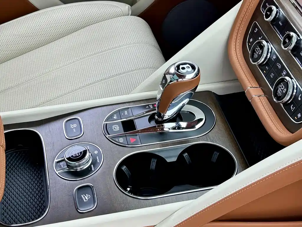 Bentley Bentayga 2023 — фото 9