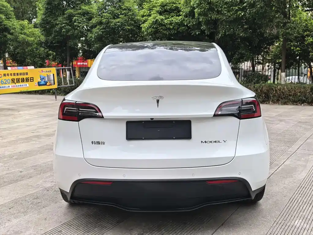 Tesla Model Y 2024 — фото 11