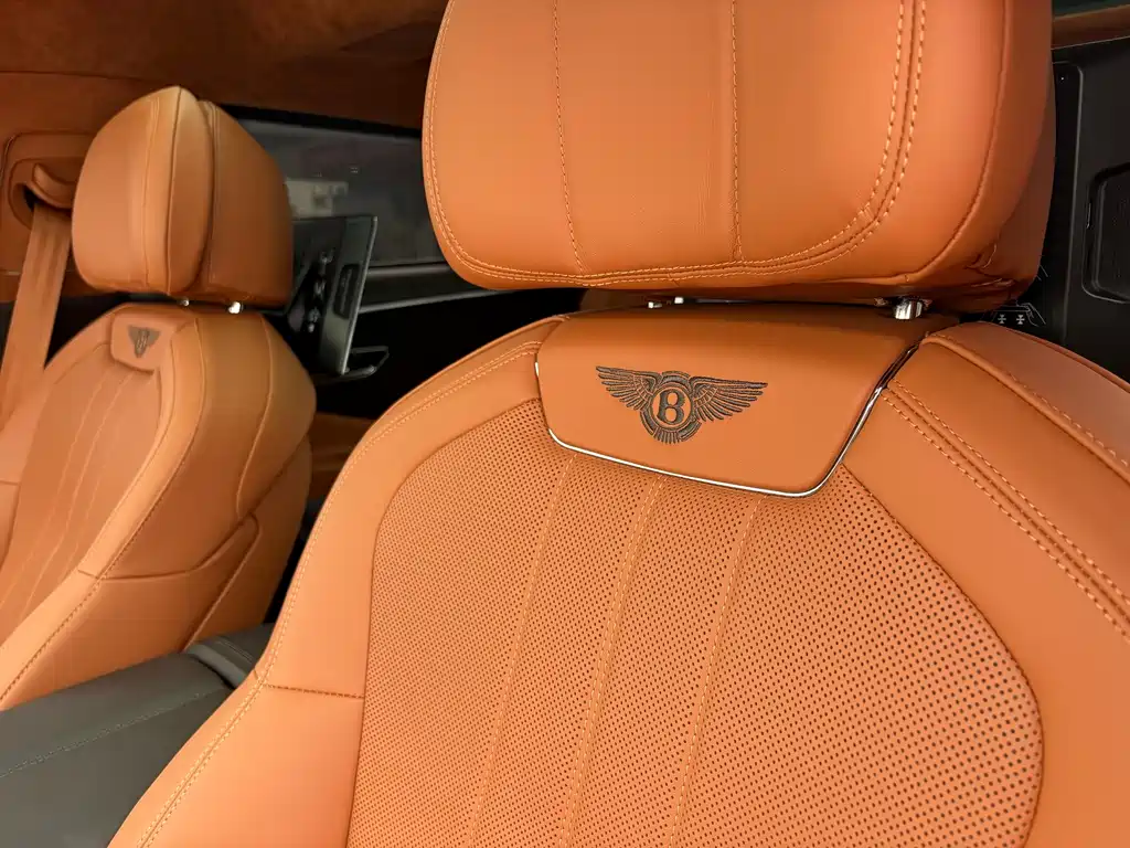 Bentley Flying Spur Plug-In Hybrid 2023 — фото 19