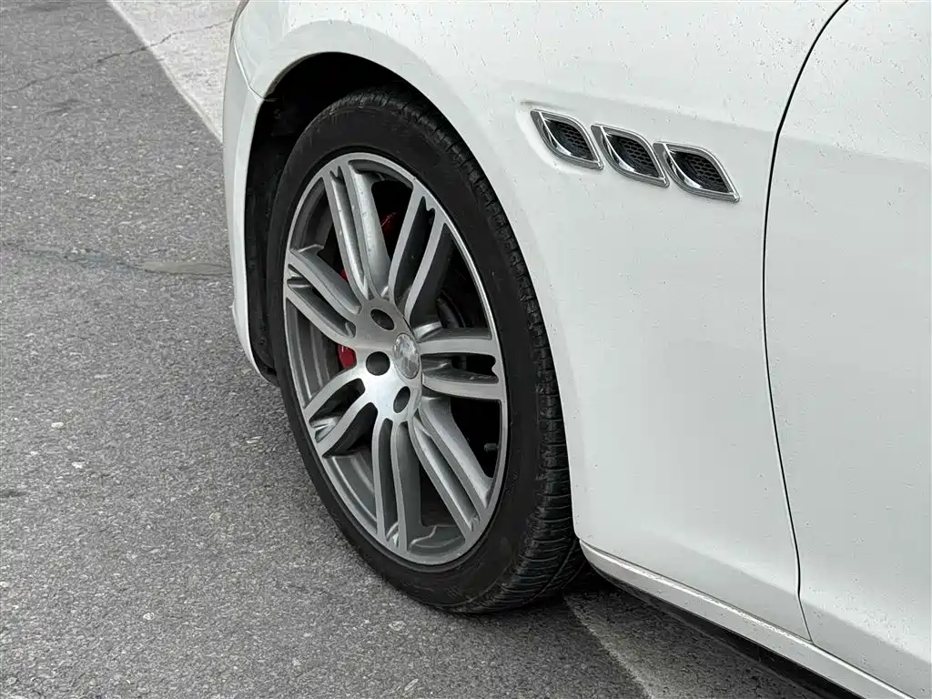 Maserati Quattroporte 2017 — фото 23