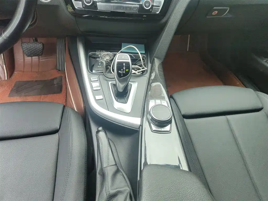 BMW 3 Series 2018 — фото 10