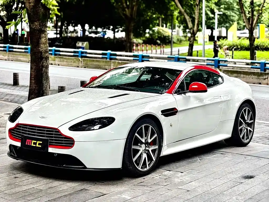Aston Martin V8 Vantage 2013