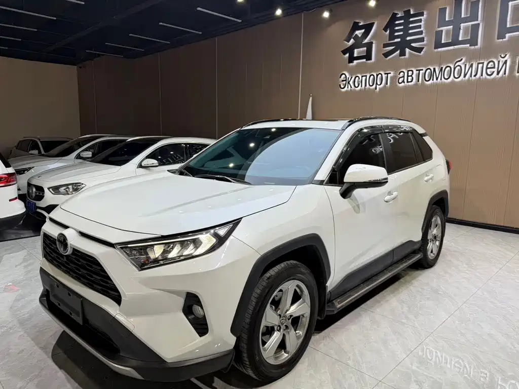 Toyota RAV4 2021 — фото 1