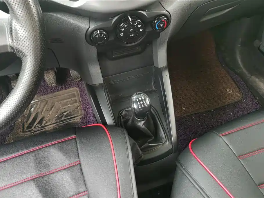 Ford Ecosport 2015 — фото 16