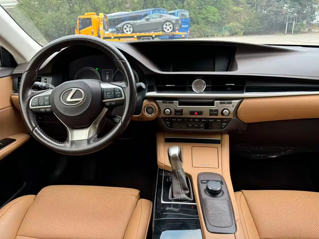 Lexus ES 2017 — фото 11
