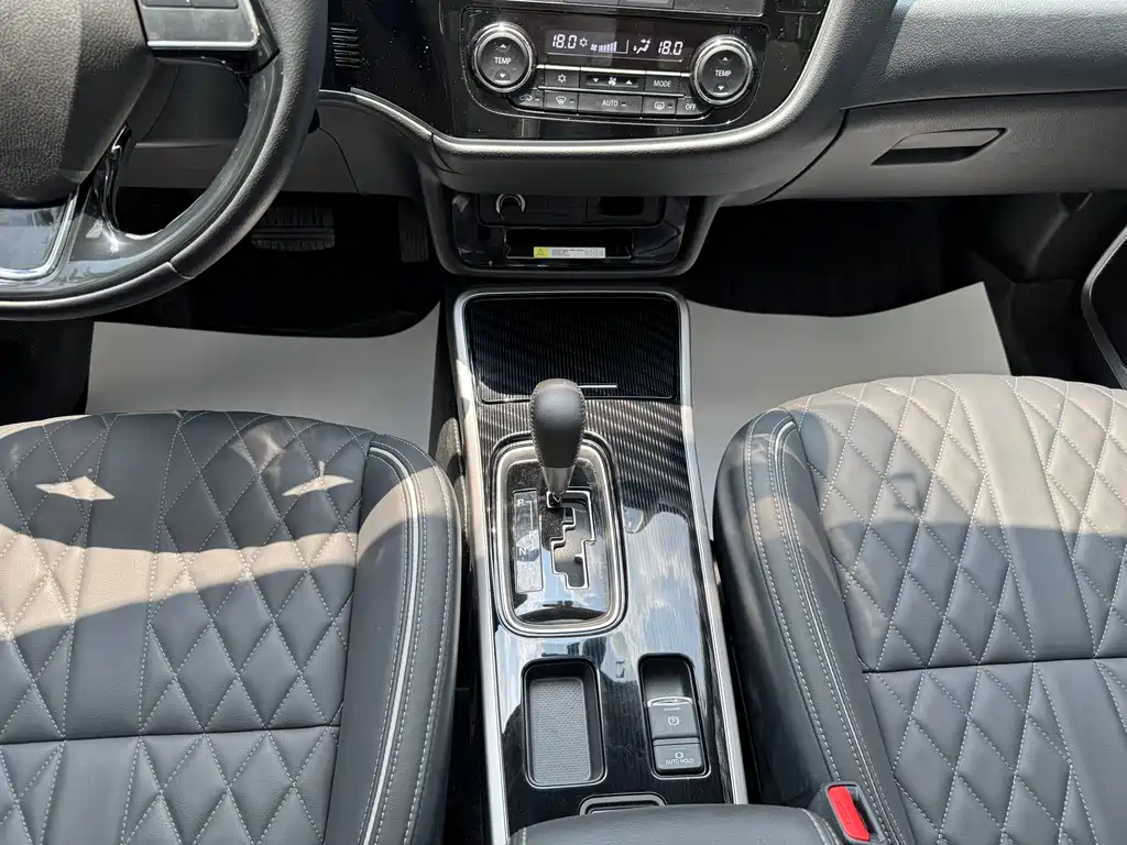 Mitsubishi Outlander 2022 — фото 18