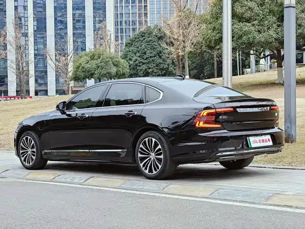 Volvo S90 Plug-In Hybrid 2023