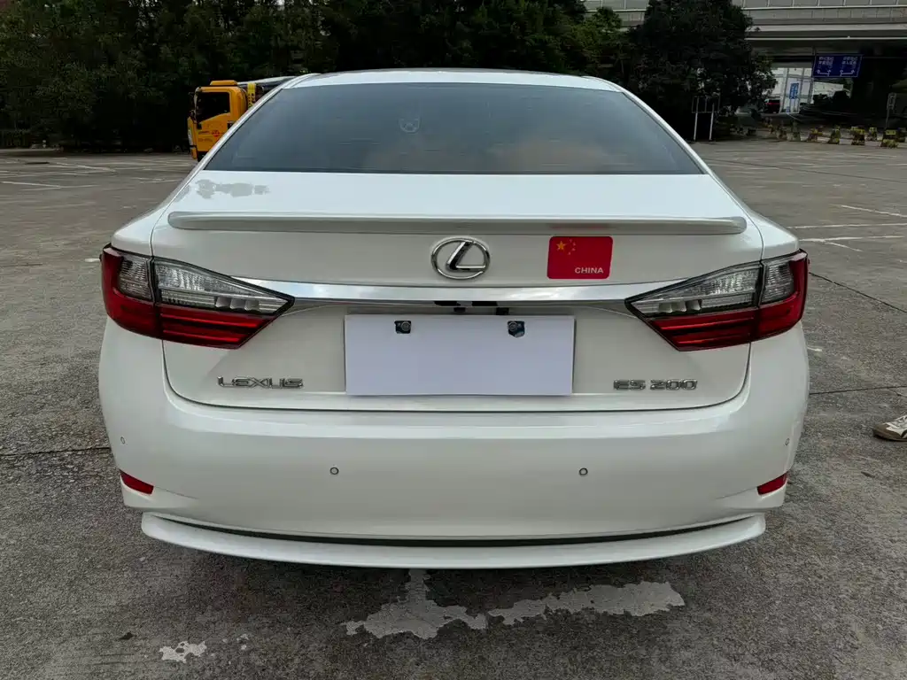 Lexus ES 2017 — фото 10