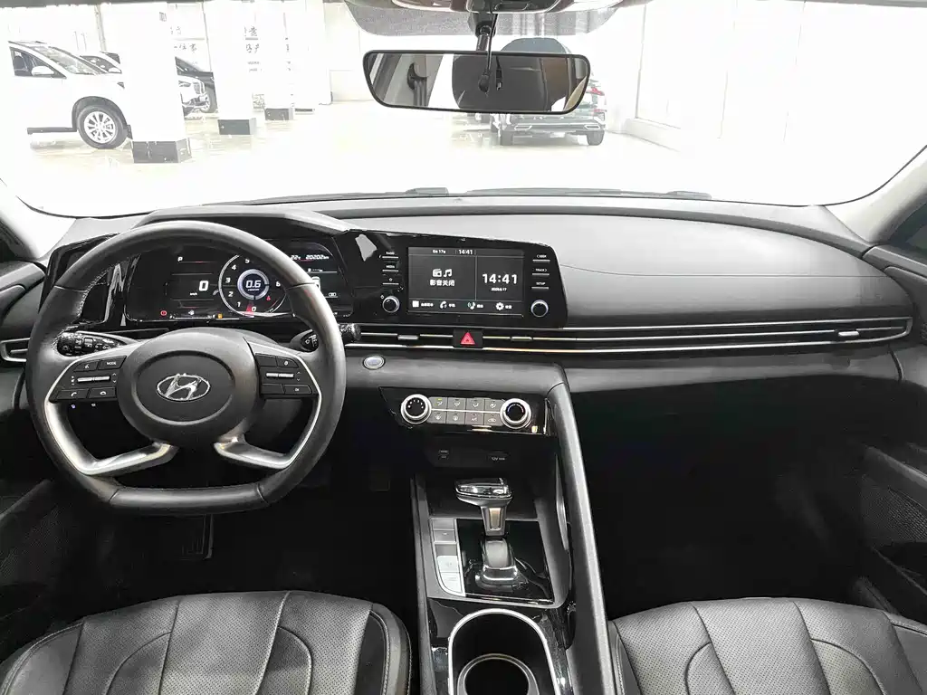 Hyundai Elantra 2023 — фото 15