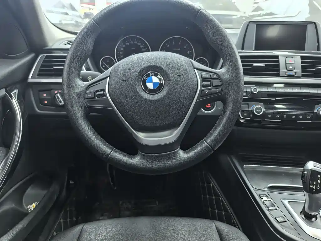 BMW 3 Series 2017 — фото 12