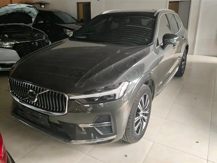 Volvo XC60 2022 — фото 1