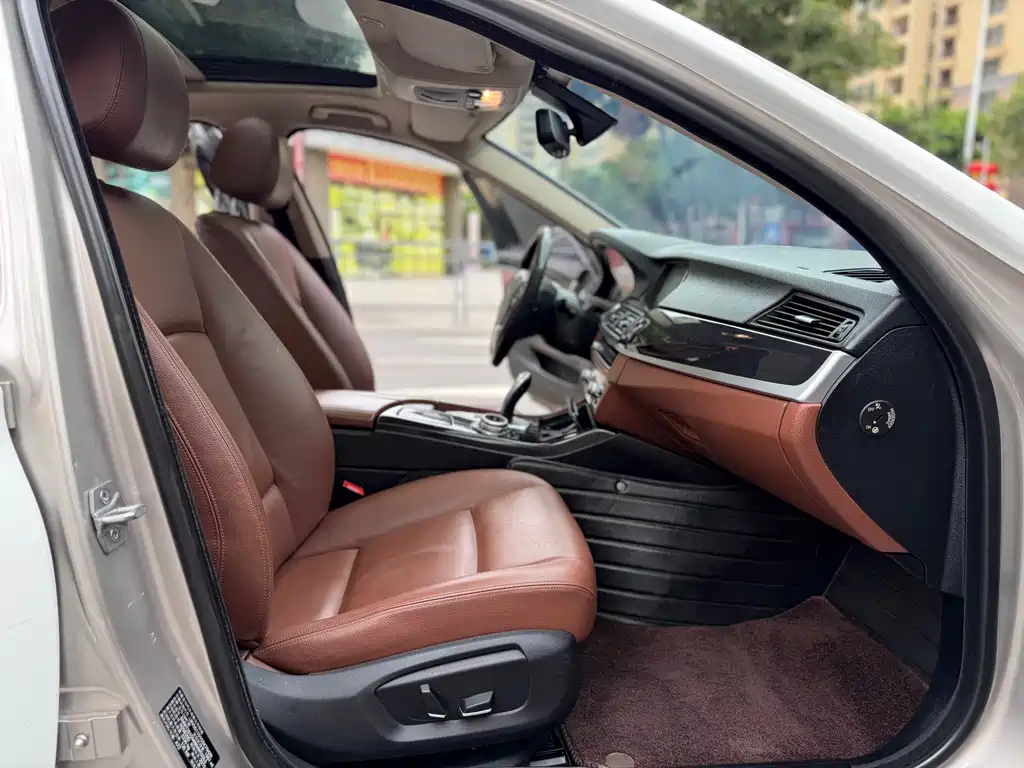 BMW 5 Series 2015 — фото 10