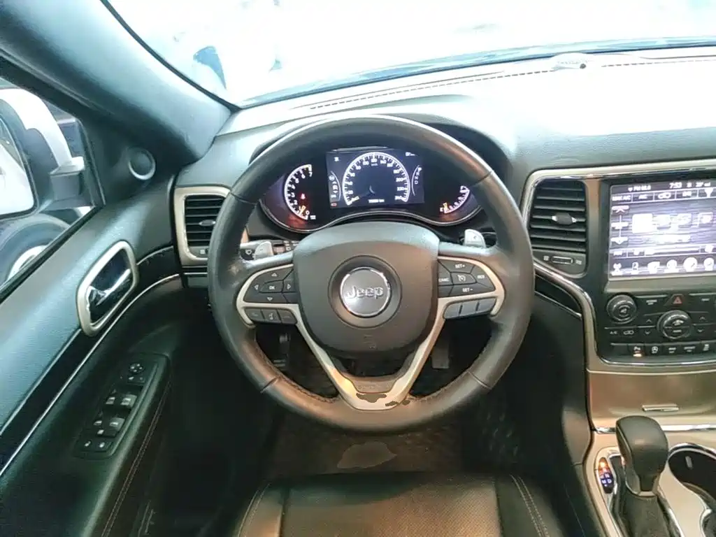 Jeep Grand Cherokee 2017 — фото 11