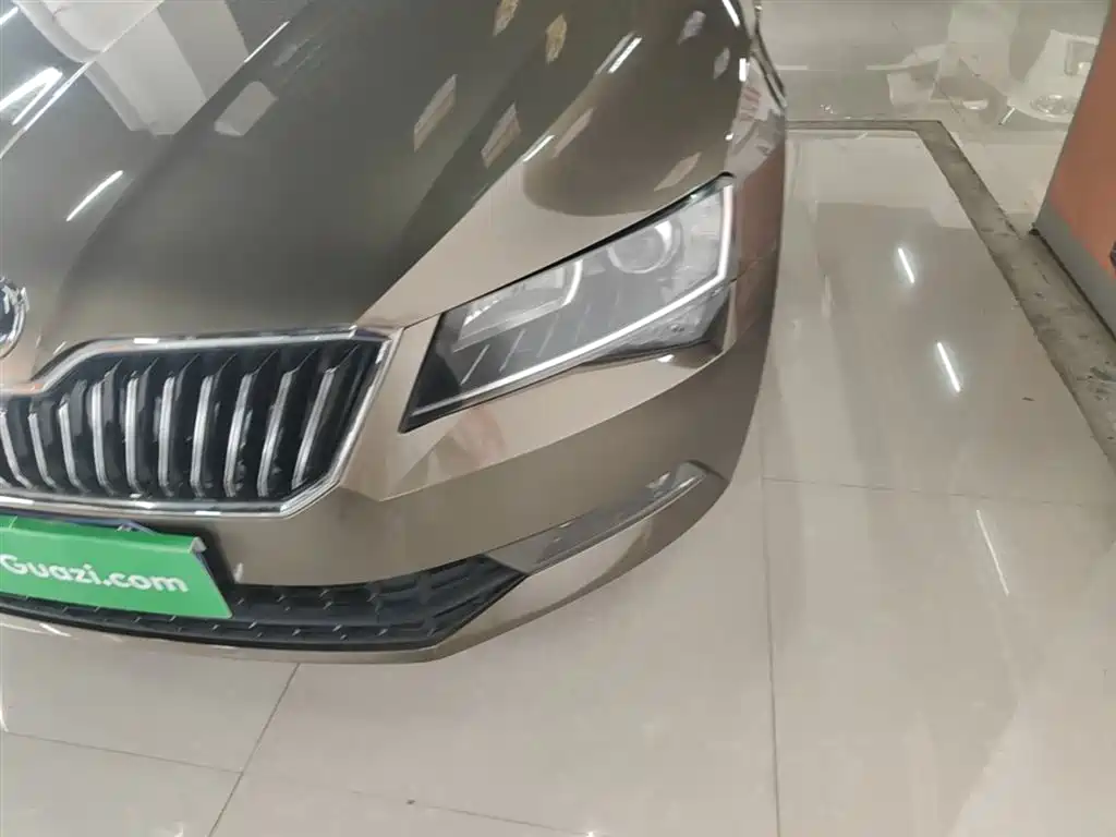 Skoda Superb 2019 — фото 24