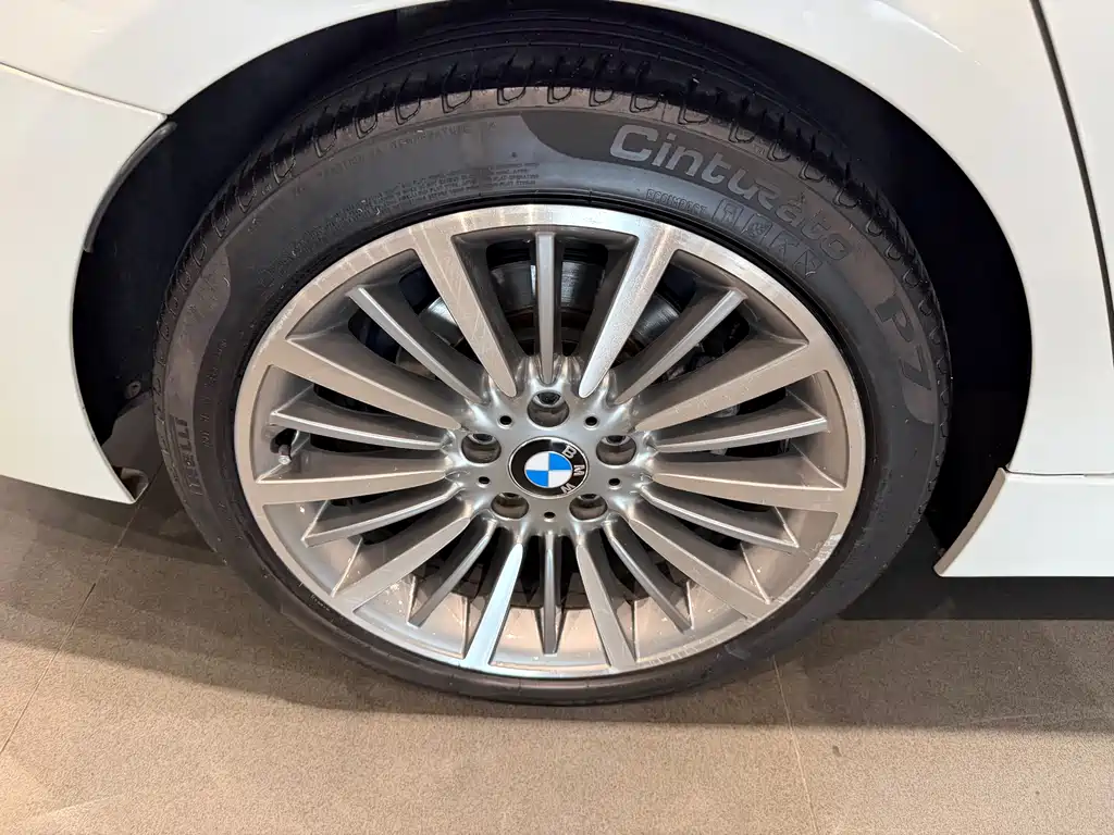 BMW 3 Series 2019 — фото 10