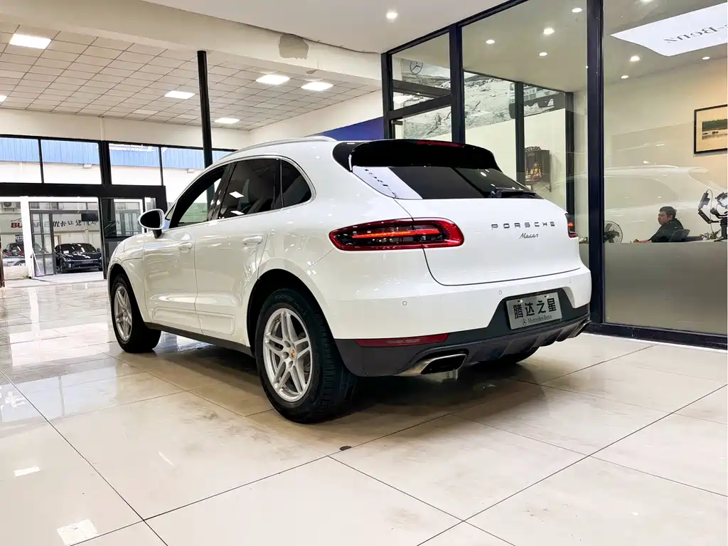 Porsche Macan 2017 — фото 11