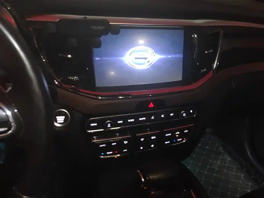 GAC Motor Trumpchi GS8 2017 — фото 13
