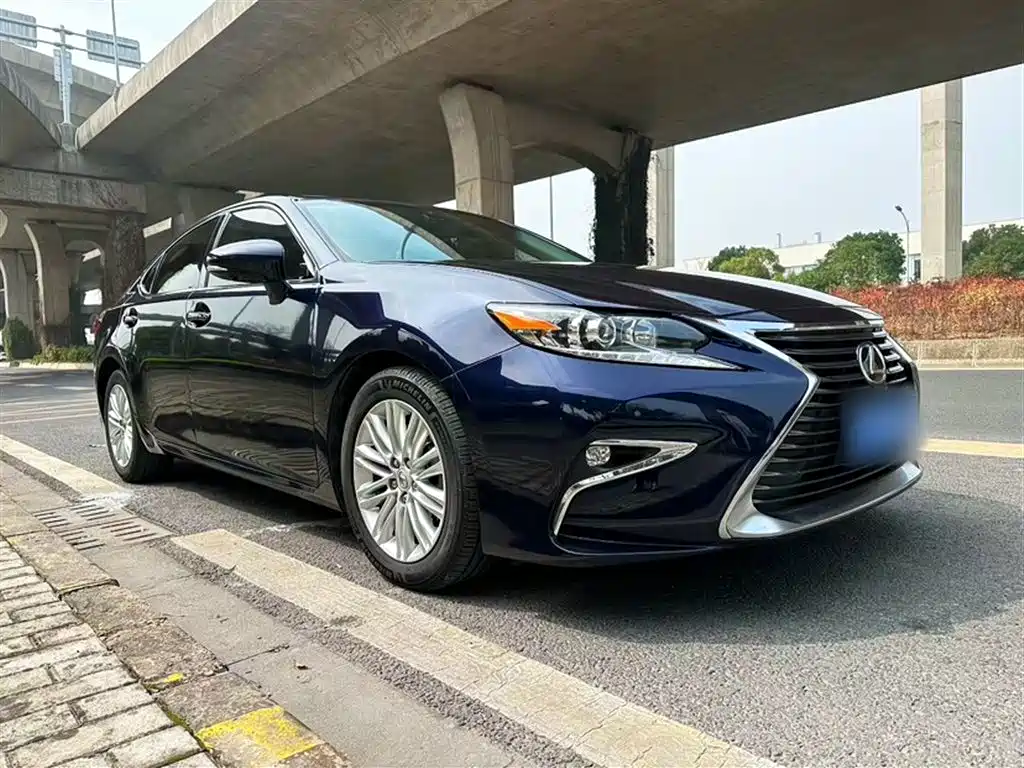Lexus ES 2017 — фото 24