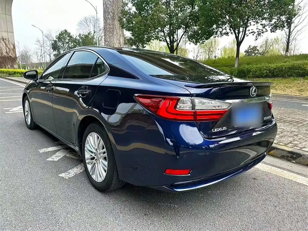 Lexus ES 2017 — фото 23